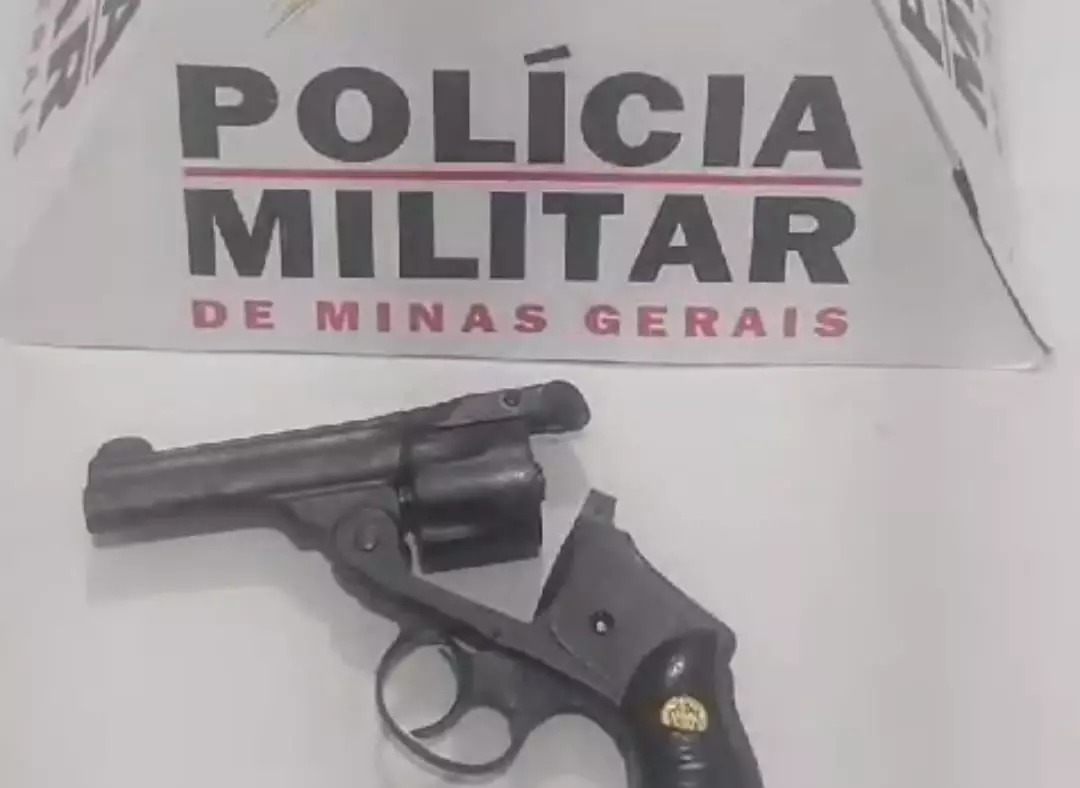 Polícia Militar apreende arma de fogo no Bloco do Cremoso em Santos Dumont